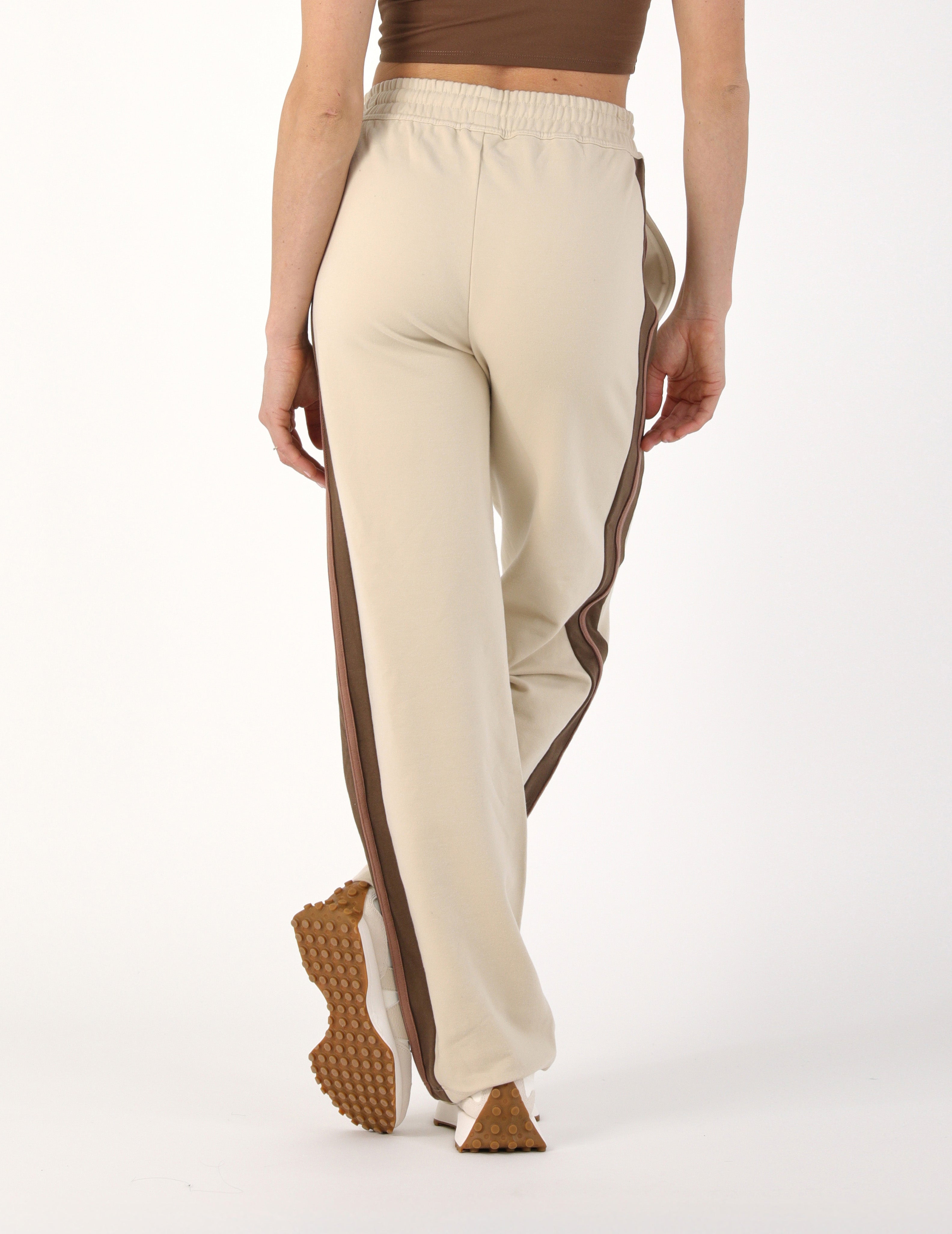 Retro Straight Leg Sweatpant: Oatmilk/Chocolate