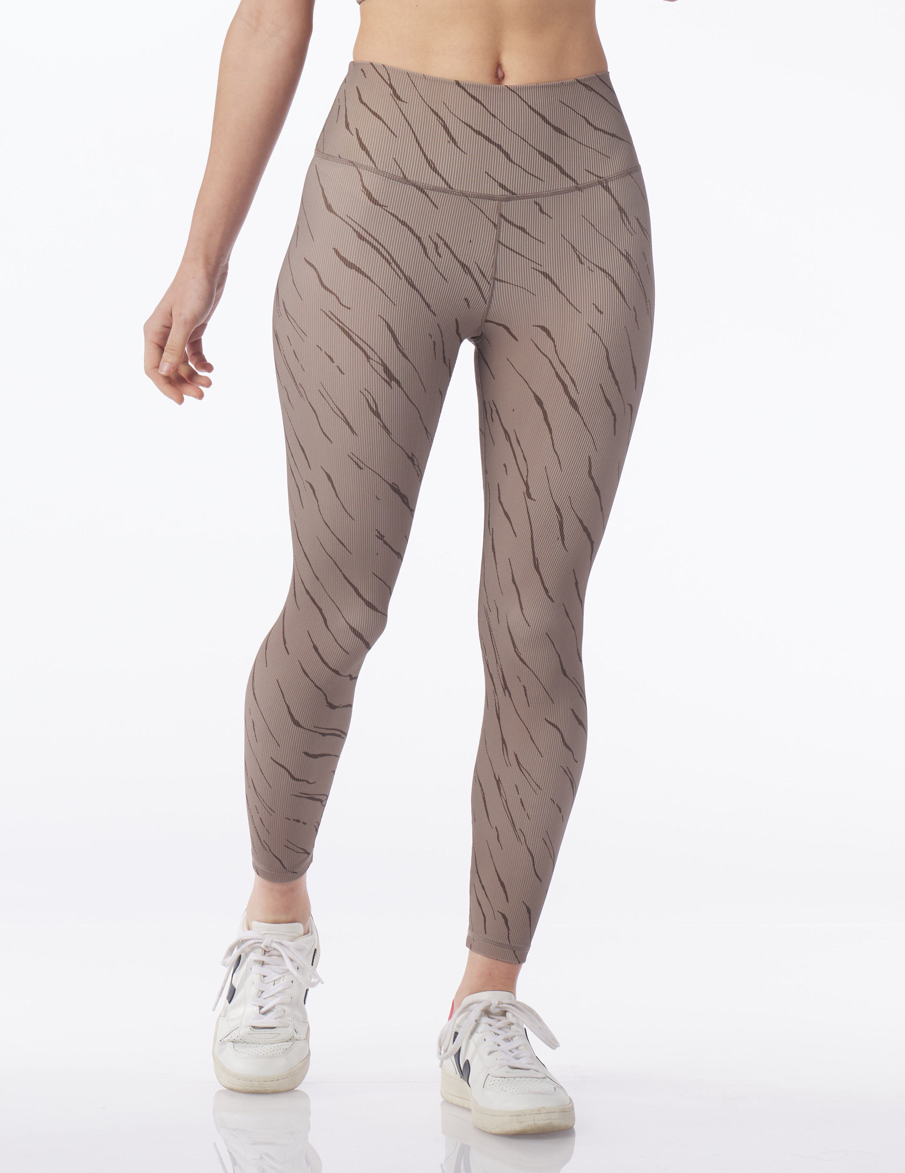 【WONDER WONDER】Peel Layered Shirring Pleated Slit Leggings Sultry 7/8 Legging: Mocha/Espresso Streaking Tiger – Glyder